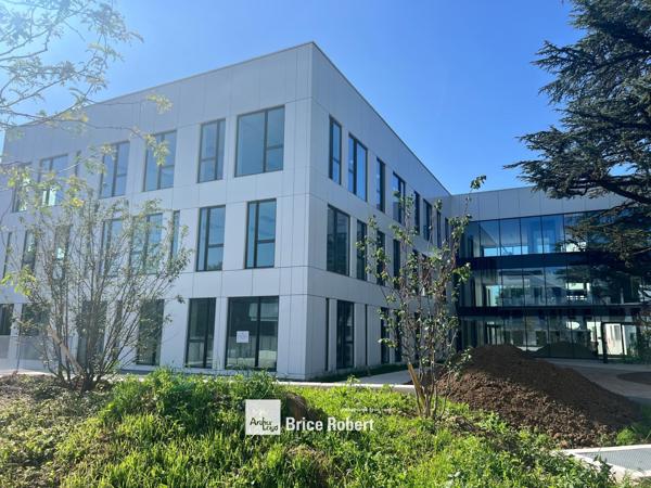 Bureaux neufs à vendre ou à louer à Limonest avec terrasses et patio central