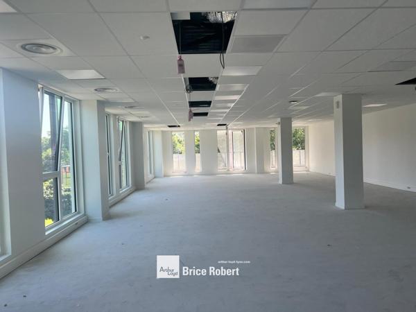 Bureaux neufs à vendre ou à louer à Limonest avec terrasses et patio central