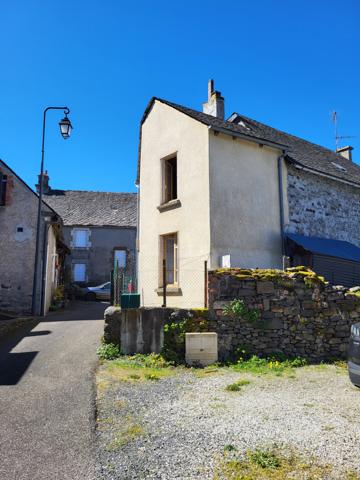 Maison de bourg avec cour. Trizac (15400)