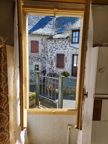 Maison de bourg avec cour. Trizac (15400)