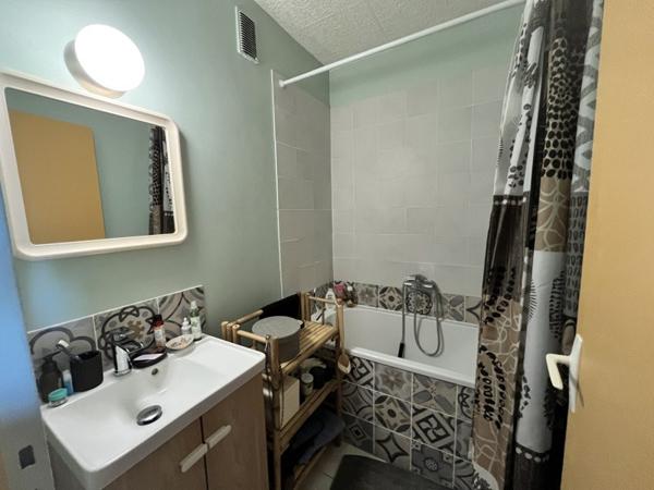 Appartement à louer 530 € CC Tours 1 pièce 32 m² DPE D
