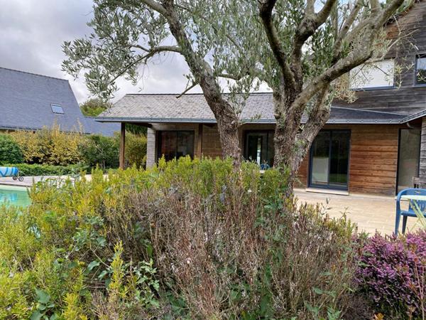 Aux portes de Vannes 10' du port  maison 145M2 avec piscine et jardin 1500M2