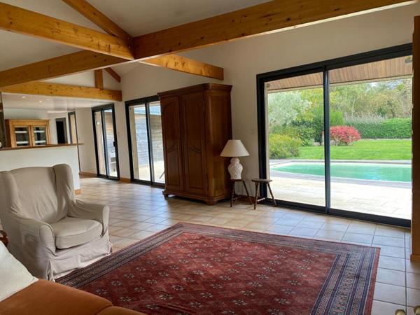 Aux portes de Vannes 10' du port  maison 145M2 avec piscine et jardin 1500M2