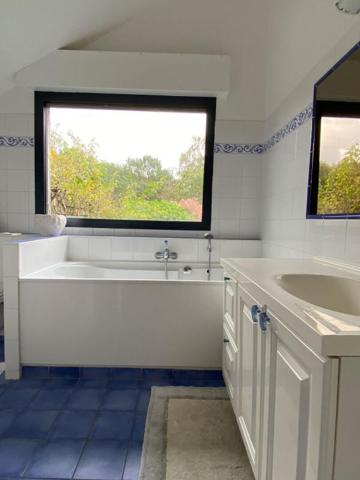 Aux portes de Vannes 10' du port  maison 145M2 avec piscine et jardin 1500M2