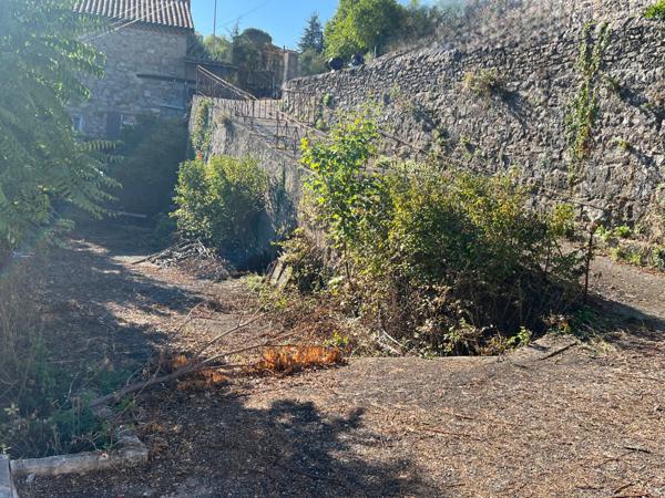 Maison à rénover avec vue dégagée, proche centre ville.