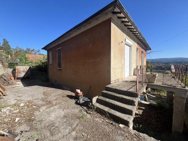 Maison à rénover avec vue dégagée, proche centre ville.