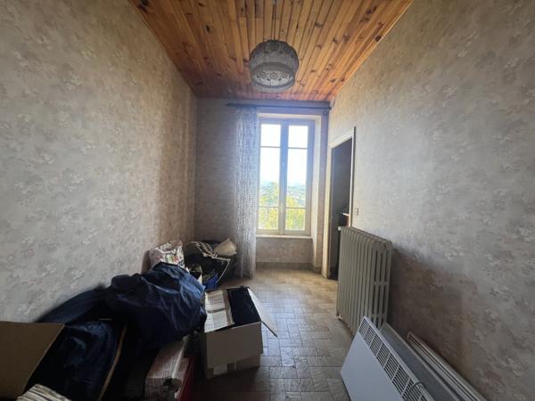 Maison à rénover avec vue dégagée, proche centre ville.