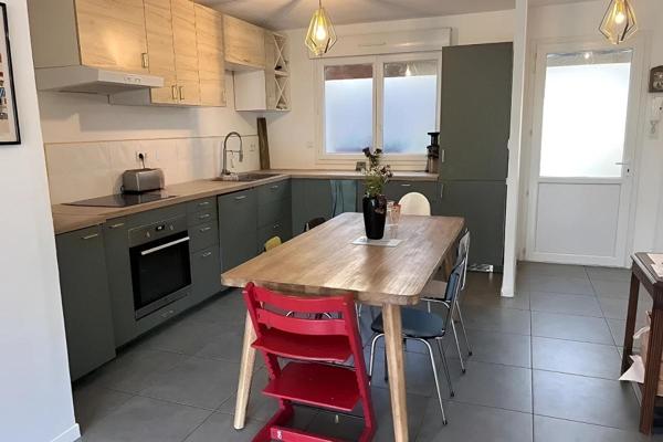 NEUVILLE SUR SAONE. Duplex 4 pièces 87m2 avec terrasse et parking abrité privé et sécurisé