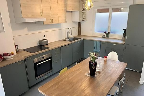 NEUVILLE SUR SAONE. Duplex 4 pièces 87m2 avec terrasse et parking abrité privé et sécurisé