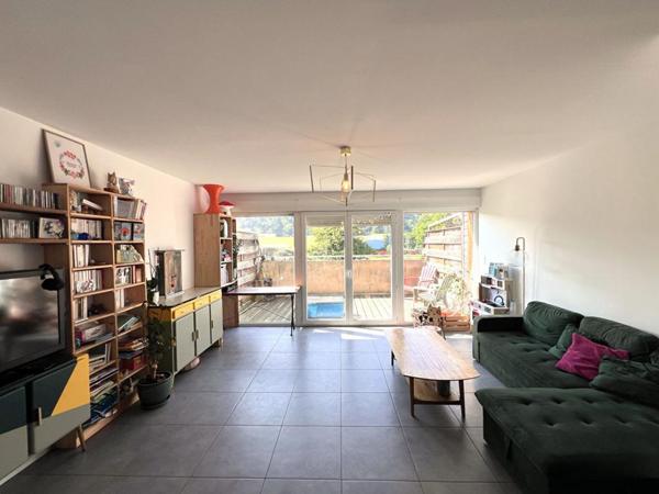 NEUVILLE SUR SAONE. Duplex 4 pièces 87m2 avec terrasse et parking abrité privé et sécurisé