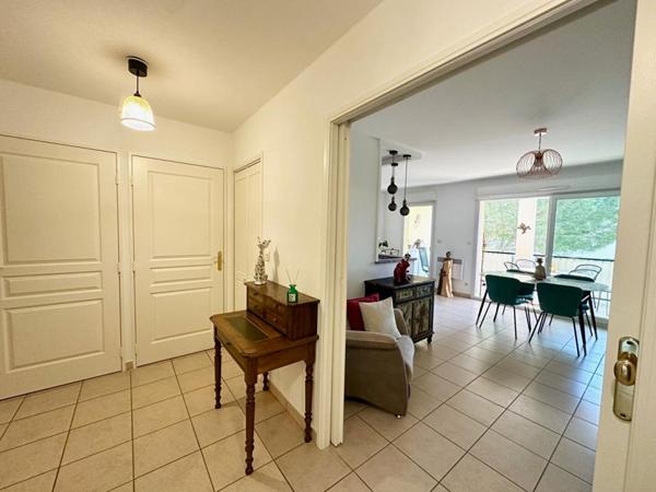 Appartement T3 de standing avec grande terrasse -  Place de parking privative