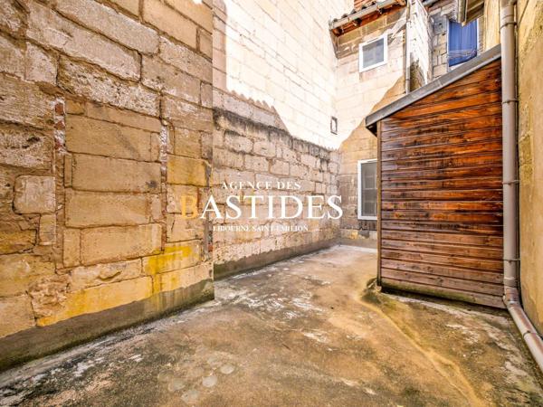 Immeuble à usage d'habitation avec cour et garage