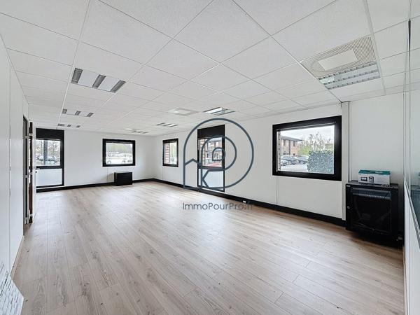 Villeneuve-d'Ascq – Haute Borne | Ensemble RDC 256 m² (149 m² libre + 107 m² loué) + 10 parkings | À vendre
