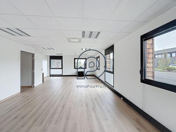 Villeneuve-d'Ascq – Haute Borne | Ensemble RDC 256 m² (149 m² libre + 107 m² loué) + 10 parkings | À vendre