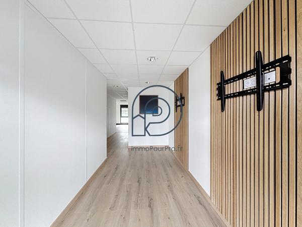 Villeneuve-d'Ascq – Haute Borne | Ensemble RDC 256 m² (149 m² libre + 107 m² loué) + 10 parkings | À vendre