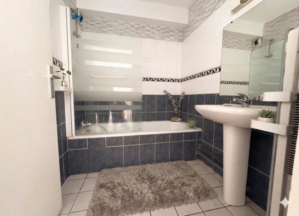 Appartement 76 m² très lumineux DPE C 3? étage avec ascenseur place de parking privative
