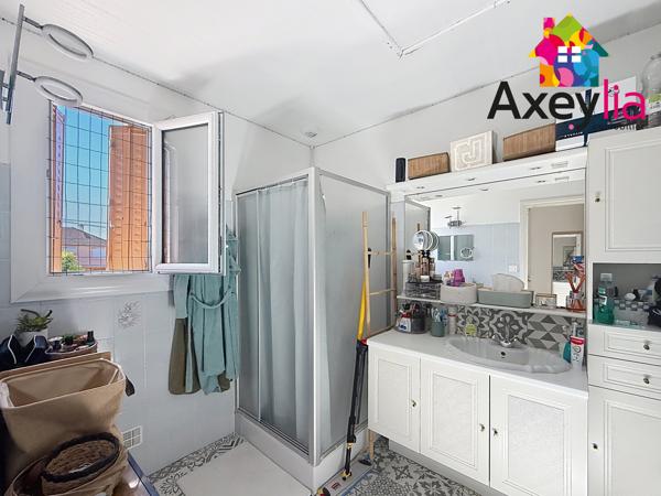 A VENDRE - MABLY - MAISON LOUÉE ÉLEVÉE SUR SOUS-SOL AVEC DEUX CHAMBRES, GARAGE ET TERRAIN