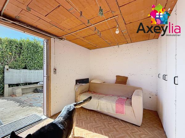 A VENDRE - MABLY - MAISON LOUÉE ÉLEVÉE SUR SOUS-SOL AVEC DEUX CHAMBRES, GARAGE ET TERRAIN