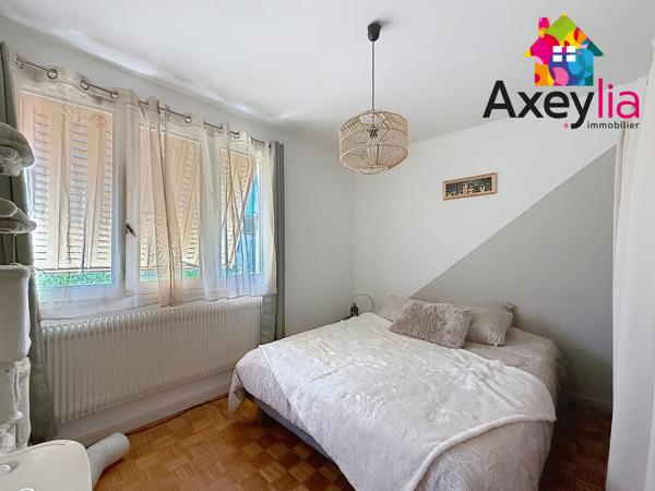 A VENDRE - MABLY - MAISON LOUÉE ÉLEVÉE SUR SOUS-SOL AVEC DEUX CHAMBRES, GARAGE ET TERRAIN