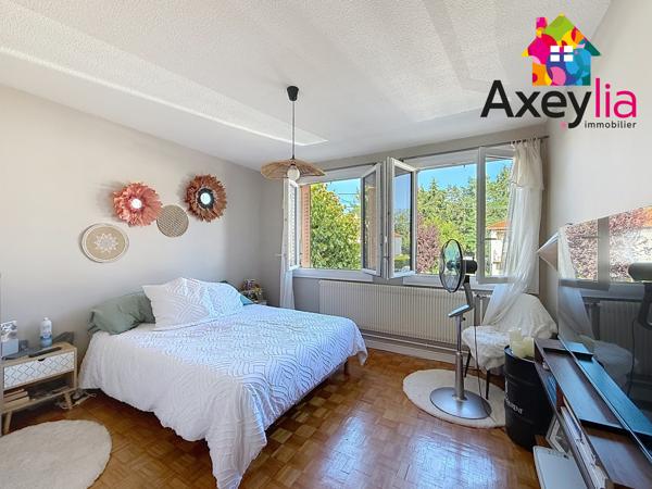 A VENDRE - MABLY - MAISON LOUÉE ÉLEVÉE SUR SOUS-SOL AVEC DEUX CHAMBRES, GARAGE ET TERRAIN
