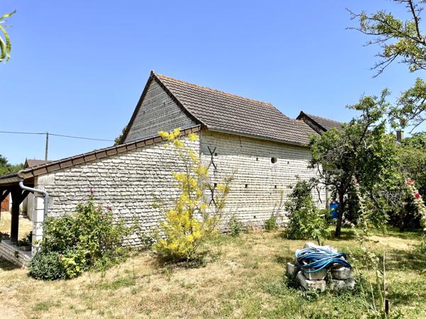 FERMETTE renovée AVEC SUPERBE PIGEONNIER ET DEPENDANCES - TERRAIN de 6841 m2