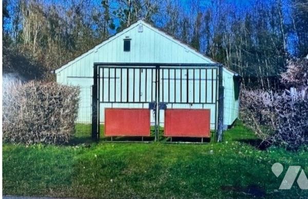 GANDELU - Bâtiment d'environ 60 m² à usage de garage, sur 575 m² de terrain clos.