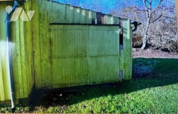 GANDELU - Bâtiment d'environ 60 m² à usage de garage, sur 575 m² de terrain clos.