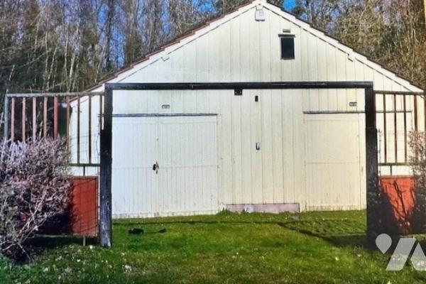 GANDELU - Bâtiment d'environ 60 m² à usage de garage, sur 575 m² de terrain clos.