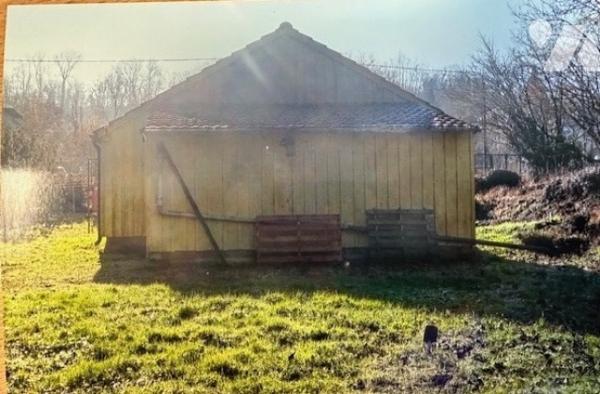 GANDELU - Bâtiment d'environ 60 m² à usage de garage, sur 575 m² de terrain clos.