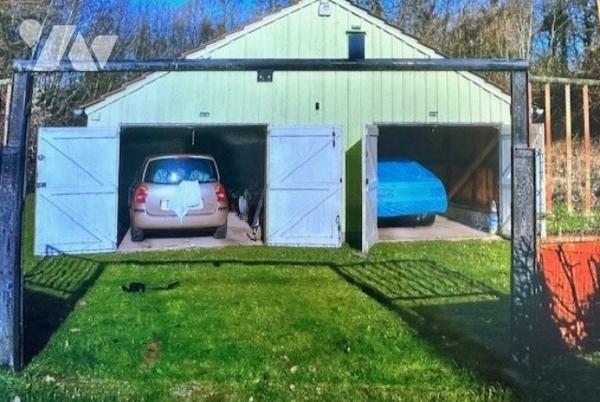 GANDELU - Bâtiment d'environ 60 m² à usage de garage, sur 575 m² de terrain clos.