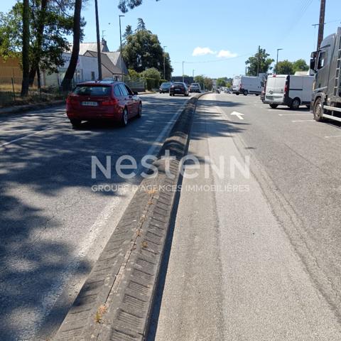A louer Local commercial Vannes 380 m2 Forte visibilité Parking