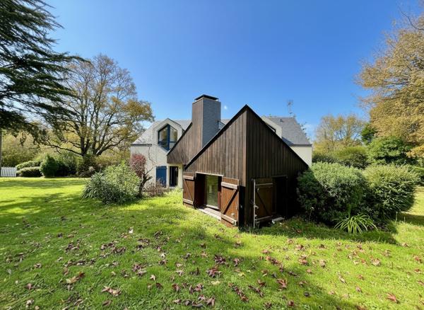 A vendre à Baden  secteur Guern Maison d'Architecte à 2 minutes à pied du Golfe  5 chambres vie de plain pied terrain divisible