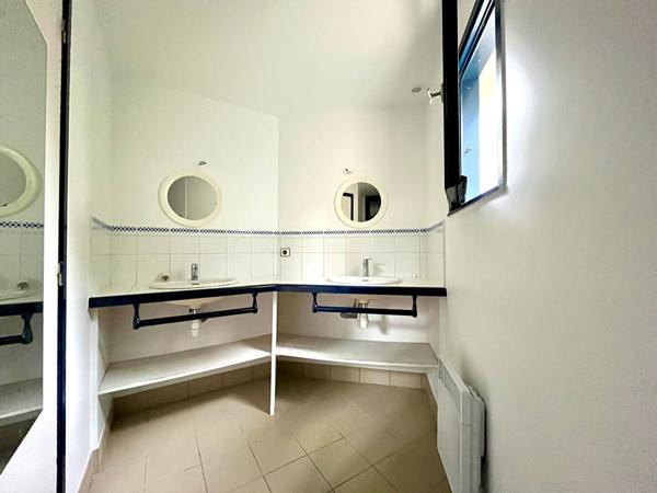 A vendre à Baden  secteur Guern Maison d'Architecte à 2 minutes à pied du Golfe  5 chambres vie de plain pied terrain divisible