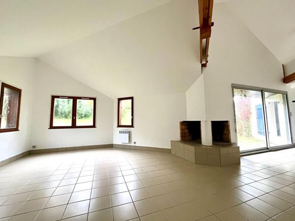 A vendre à Baden  secteur Guern Maison d'Architecte à 2 minutes à pied du Golfe  5 chambres vie de plain pied terrain divisible