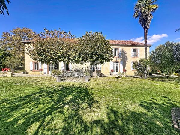 A vendre Maison Mirande centre 8 pièces 190 m2 parc arboré dépendance piscine et garage