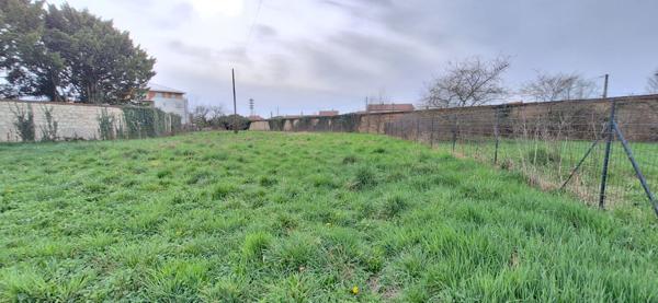 Centre ville de Bourg En Bresse , beau terrain à bâtir de  1498 m2 viabilités dans le chemin d accès