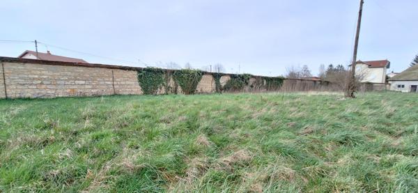 Centre ville de Bourg En Bresse , beau terrain à bâtir de  1498 m2 viabilités dans le chemin d accès
