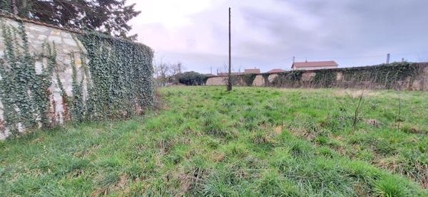 Centre ville de Bourg En Bresse , beau terrain à bâtir de  1498 m2 viabilités dans le chemin d accès