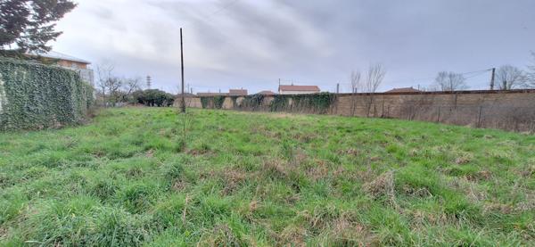 Centre ville de Bourg En Bresse , beau terrain à bâtir de  1498 m2 viabilités dans le chemin d accès