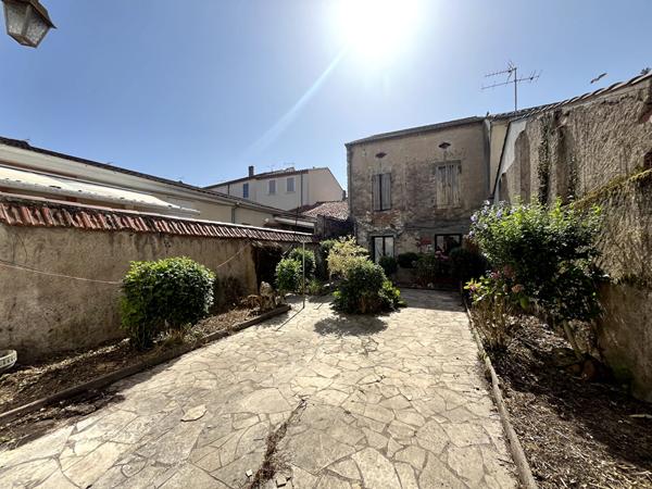 Villeneuve-sur-Lot, à quelques minutes à pied des commodités, un ensemble immobilier rare au coeur de la ville composé de 2 bâtiments avec garage et cours intérieure! La maison principale se compose de 183 m² habitables qui se répartissent sur trois nive , Villeneuve sur lot