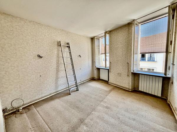 Villeneuve-sur-Lot, à quelques minutes à pied des commodités, un ensemble immobilier rare au coeur de la ville composé de 2 bâtiments avec garage et cours intérieure! La maison principale se compose de 183 m² habitables qui se répartissent sur trois nive , Villeneuve sur lot
