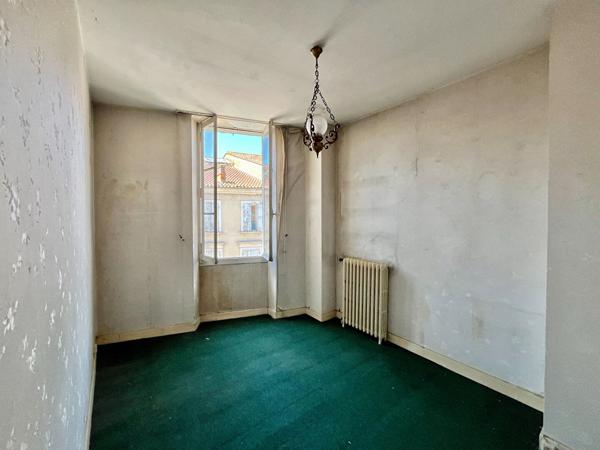 Villeneuve-sur-Lot, à quelques minutes à pied des commodités, un ensemble immobilier rare au coeur de la ville composé de 2 bâtiments avec garage et cours intérieure! La maison principale se compose de 183 m² habitables qui se répartissent sur trois nive , Villeneuve sur lot