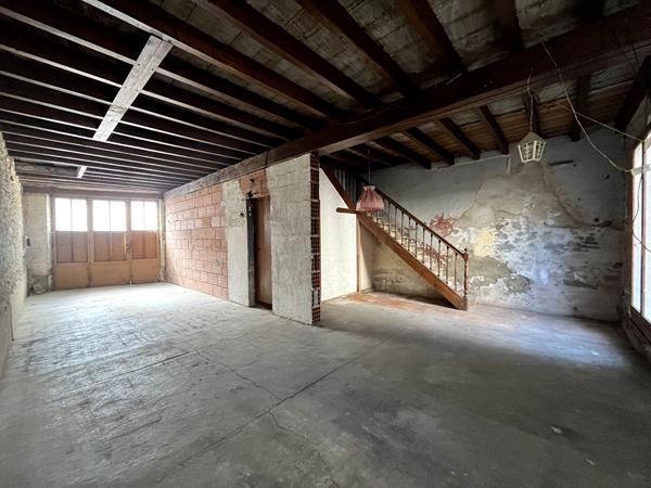 Villeneuve-sur-Lot, à quelques minutes à pied des commodités, un ensemble immobilier rare au coeur de la ville composé de 2 bâtiments avec garage et cours intérieure! La maison principale se compose de 183 m² habitables qui se répartissent sur trois nive , Villeneuve sur lot