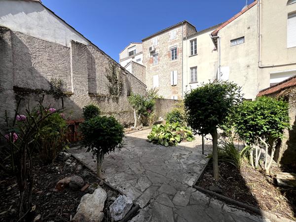 Villeneuve-sur-Lot, à quelques minutes à pied des commodités, un ensemble immobilier rare au coeur de la ville composé de 2 bâtiments avec garage et cours intérieure! La maison principale se compose de 183 m² habitables qui se répartissent sur trois nive , Villeneuve sur lot