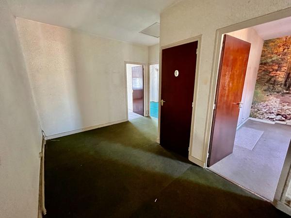 Villeneuve-sur-Lot, à quelques minutes à pied des commodités, un ensemble immobilier rare au coeur de la ville composé de 2 bâtiments avec garage et cours intérieure! La maison principale se compose de 183 m² habitables qui se répartissent sur trois nive , Villeneuve sur lot
