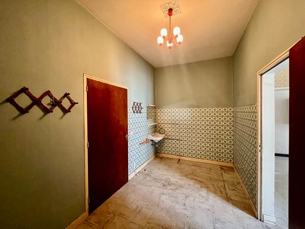 Villeneuve-sur-Lot, à quelques minutes à pied des commodités, un ensemble immobilier rare au coeur de la ville composé de 2 bâtiments avec garage et cours intérieure! La maison principale se compose de 183 m² habitables qui se répartissent sur trois nive , Villeneuve sur lot