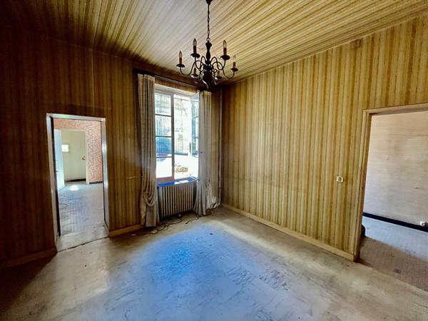 Villeneuve-sur-Lot, à quelques minutes à pied des commodités, un ensemble immobilier rare au coeur de la ville composé de 2 bâtiments avec garage et cours intérieure! La maison principale se compose de 183 m² habitables qui se répartissent sur trois nive , Villeneuve sur lot