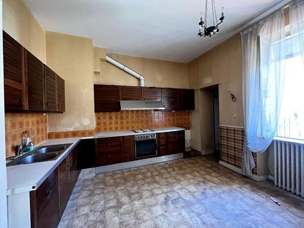 Villeneuve-sur-Lot, à quelques minutes à pied des commodités, un ensemble immobilier rare au coeur de la ville composé de 2 bâtiments avec garage et cours intérieure! La maison principale se compose de 183 m² habitables qui se répartissent sur trois nive , Villeneuve sur lot