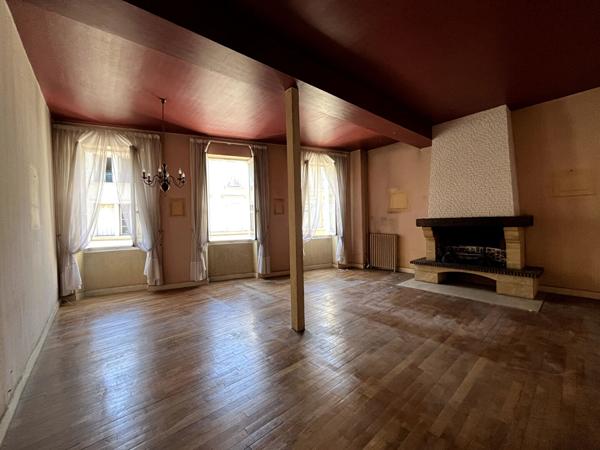 Villeneuve-sur-Lot, à quelques minutes à pied des commodités, un ensemble immobilier rare au coeur de la ville composé de 2 bâtiments avec garage et cours intérieure! La maison principale se compose de 183 m² habitables qui se répartissent sur trois nive , Villeneuve sur lot