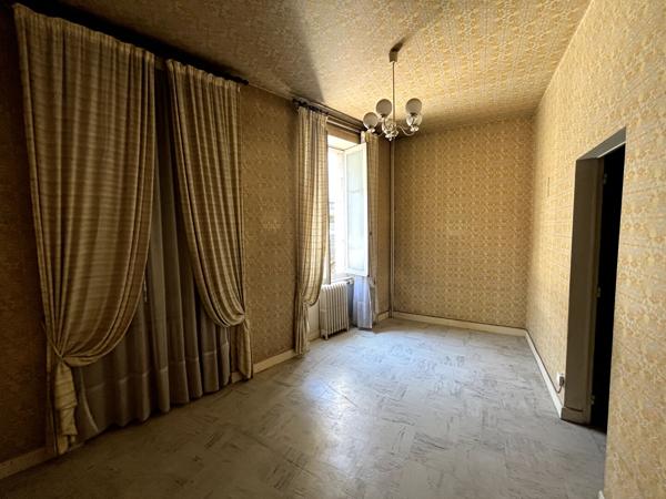 Villeneuve-sur-Lot, à quelques minutes à pied des commodités, un ensemble immobilier rare au coeur de la ville composé de 2 bâtiments avec garage et cours intérieure! La maison principale se compose de 183 m² habitables qui se répartissent sur trois nive , Villeneuve sur lot
